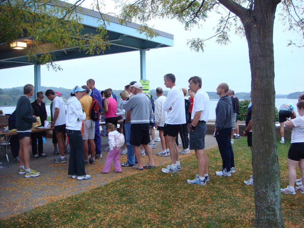 003 Kensington Run [2008 Sept 27].JPG - In line to get the bib and chip. It was pretty chilly yet, notice all the sweats still on.